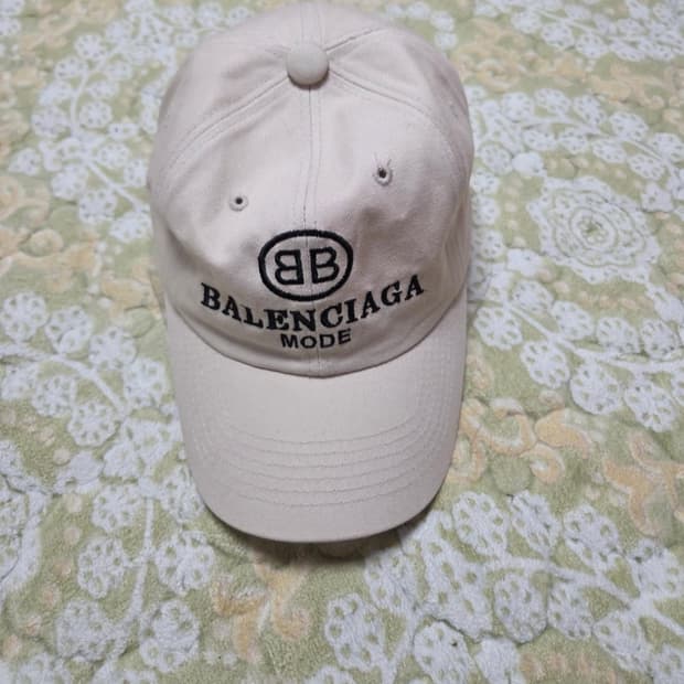 발렌시아가 BB 로고 캡 모자