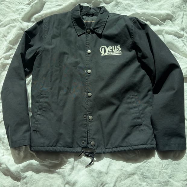 데우스 엑스 마키나 브리즈 코치 자켓 블랙