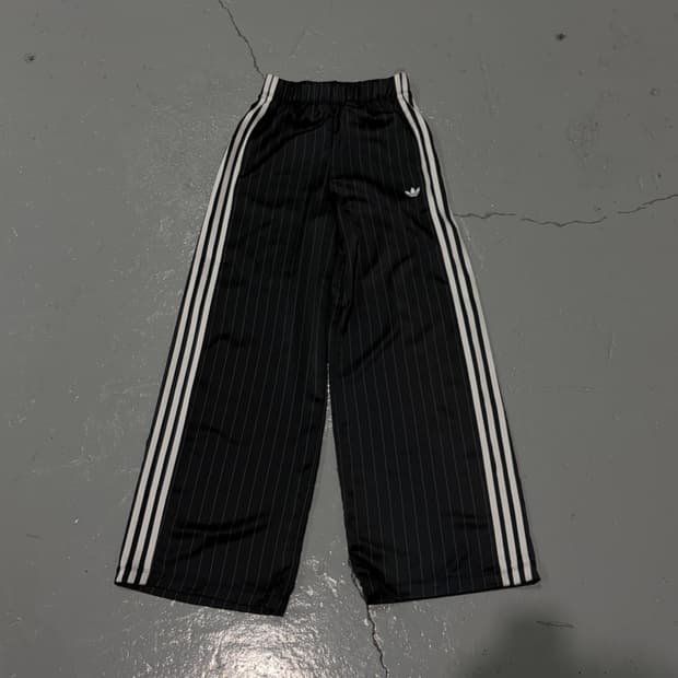새상품 아디다스(ADIDAS) 우먼 핀스트라이프 새틴 와이드 팬츠