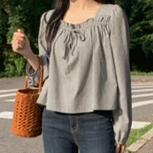 (새상품, 미착용) 98도씨 스팅 스퀘어넥 크롭 블라우스 블랙체크 봄옷