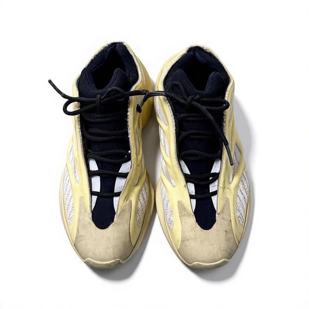 아디다스 이지부스트 700 V3 아자엘 스니커즈 260