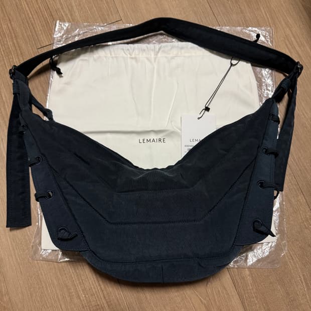 르메르 소프트 게임백 스몰 그린블루 (ssense 익스클루시브) 색상