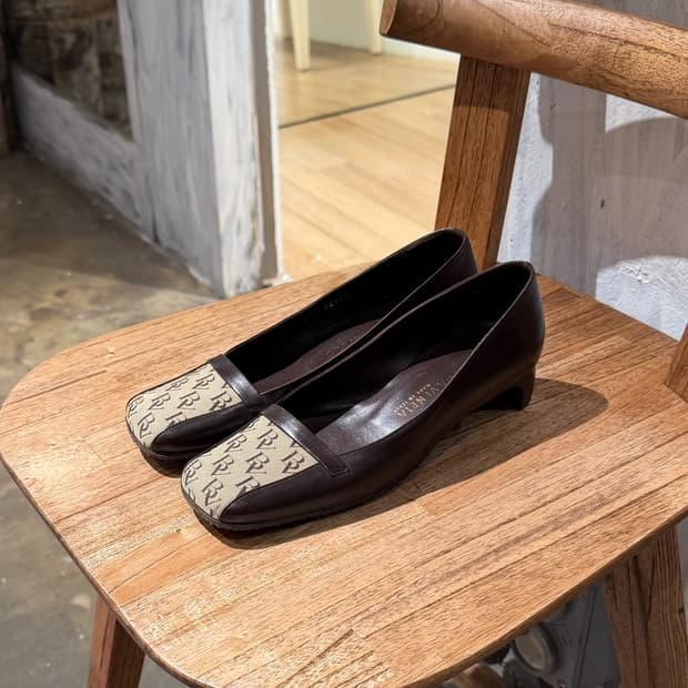 보테가 베네타 다크브라운 BV 로고 펌프스