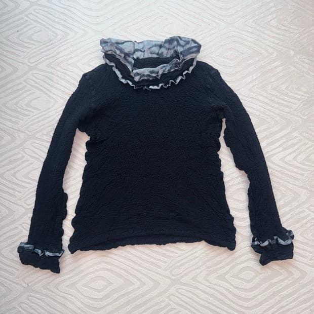 이세이 미야케 블랙 프릴 터틀넥티