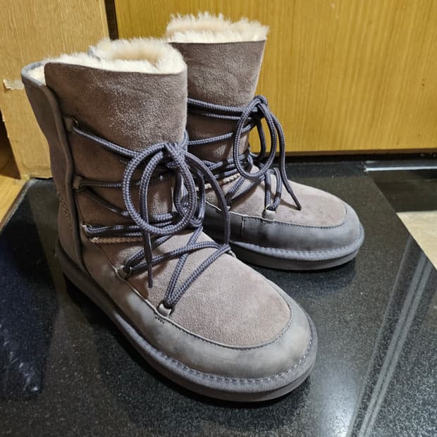 (240-245) 어그 레이스업 털 퍼부츠