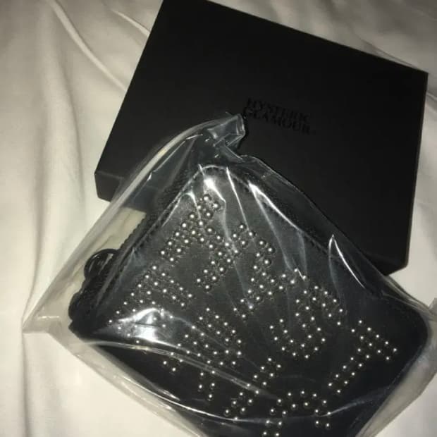 히스테릭 글래머 로고 스터드 라운드 집 미니 월렛 블랙