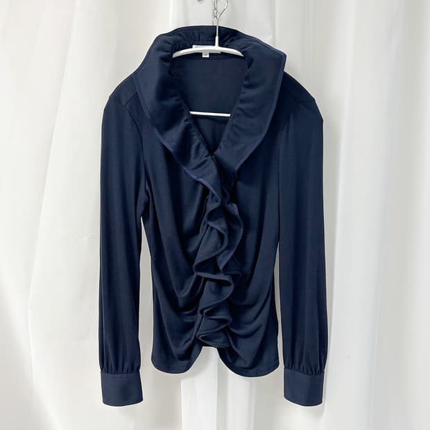 NARACAMICIE 웨이브 러플 셔링 네이비 슬림 티셔츠