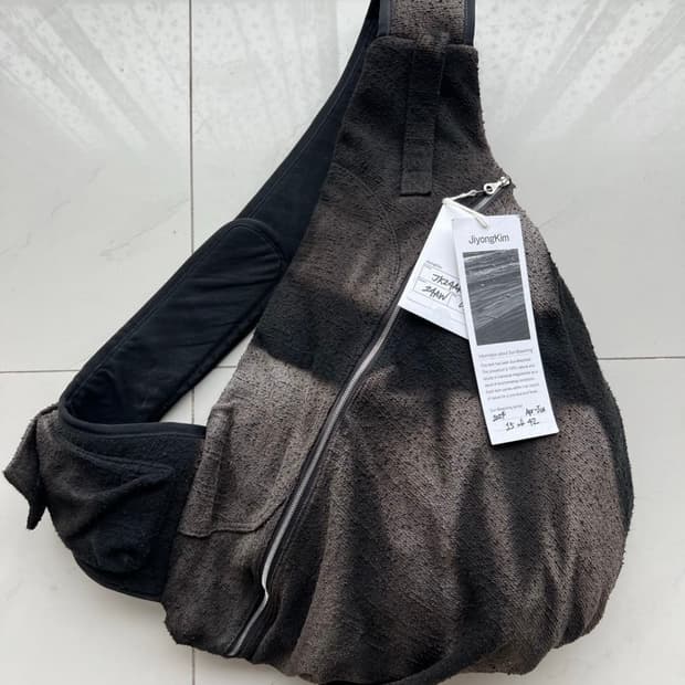 지용킴 선블리치드 슬링백