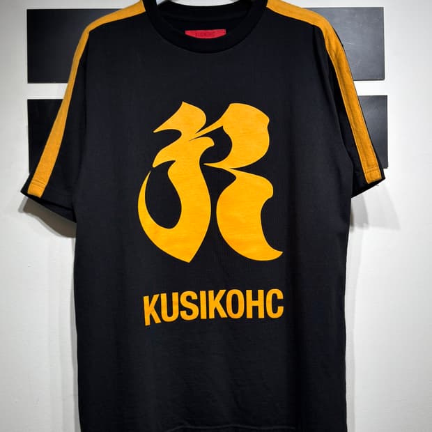 KUSIKOHC 쿠시코크 로고 티셔츠