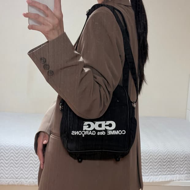꼼데가르송 CDG 로고 스퀘어 숄더백 블랙