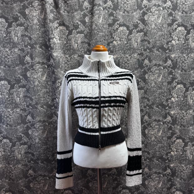 luv is true 러브이즈트루 크롭 니트 집업