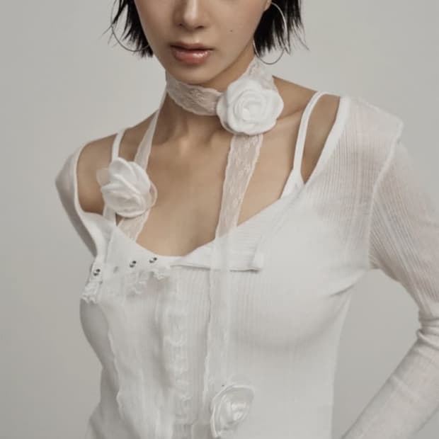 일리오 화이트 플라워 멀티 스트랩