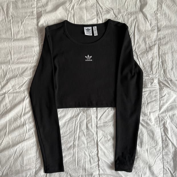아디다스 에션셜 크롭 긴팔 티