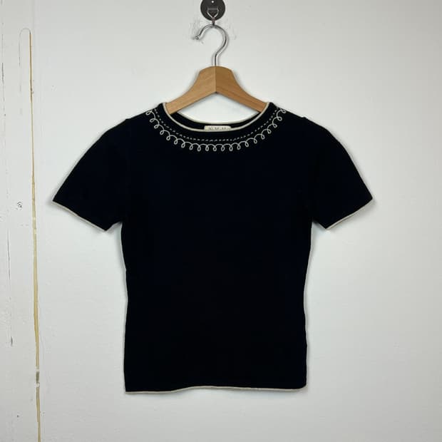 JPN A.V.V 블랙 자수 반팔 니트 SIZE 38