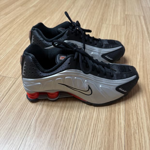 나이키 샥스 r4 메탈릭 실버 레드 245