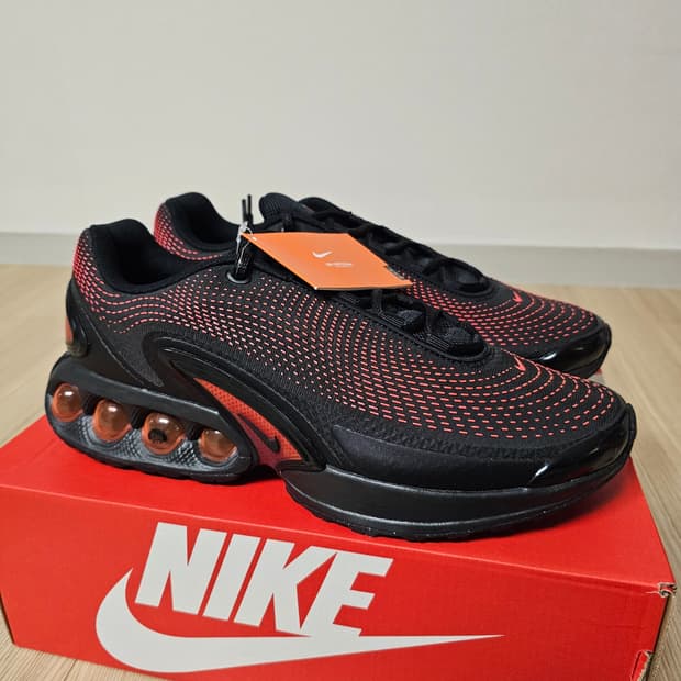 285 새제품) 나이키 에어맥스 Dn 에센셜 블랙 브라이트 크림슨 나코탭