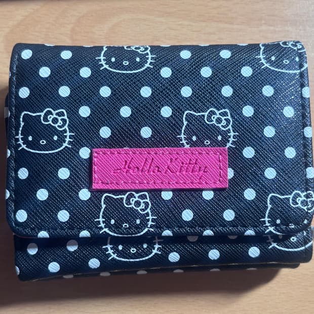 산리오 헬로키티 도트 반지갑