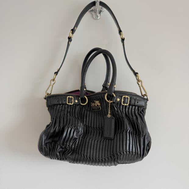 코치(COACH) 레더 플리츠 토트 숄더백