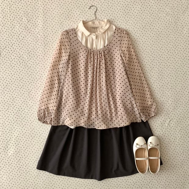 베이지 도트 뒷리본 블라우스