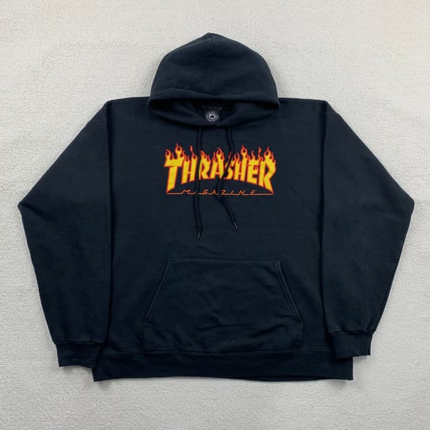 트래셔 플레임 로고 블랙 후드티