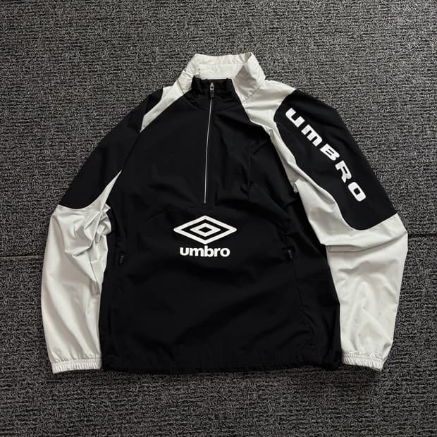 엄브로 빅로고 올드스쿨 스펠아웃 디테일 아노락 웜업 1654