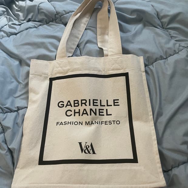 V&A 뮤지엄 가브리엘 샤넬 에코백 