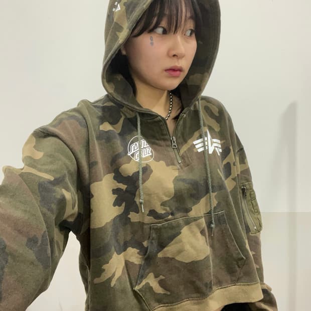 Alpha Industries X Santa Cruz 카모 크롭 후드티