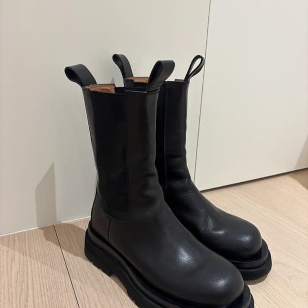 보테가베네타 타이어 부츠 (150만원)