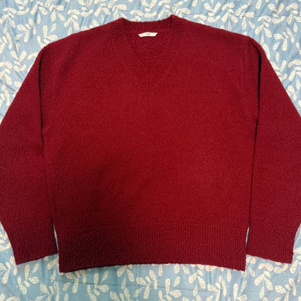 STU 에스티유 카센티노 브이넥 니트 레드 팝니다