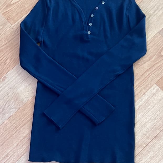 네이비 슬림핏 롱슬리브 니트 