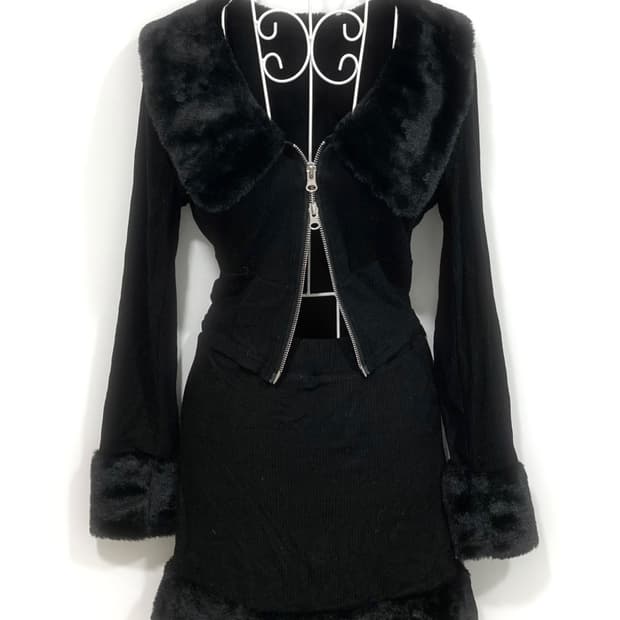 Black fur trimming rib knit setup