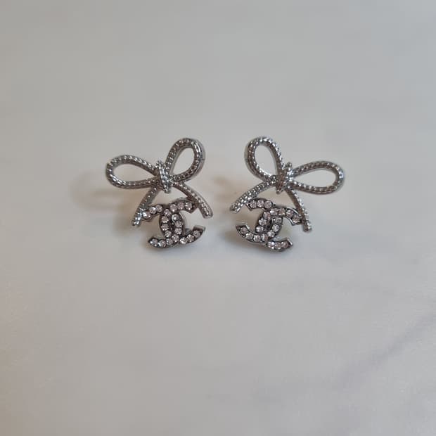 샤넬 업사이클링 은장 리본 귀걸이