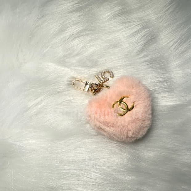 샤넬 하트 폼폼이 키링 핑크