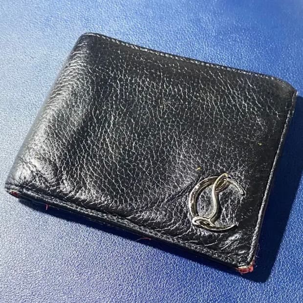 [정품] 크리스찬루부탱 심벌메탈 CL로고 투톤컬러 송아지가죽 반지갑