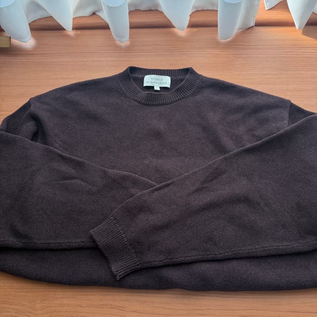 스튜디오 니콜슨 라운드 넥 니트 다크 브라운