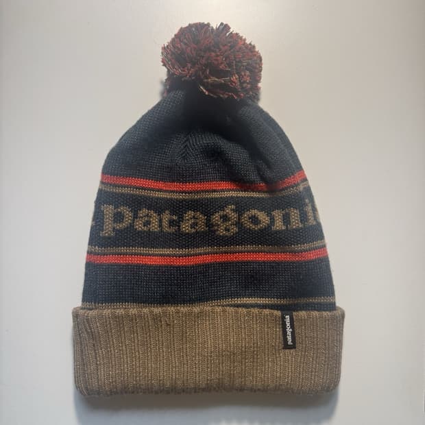 파타고니아 시그니처 로고 폼폼 비니