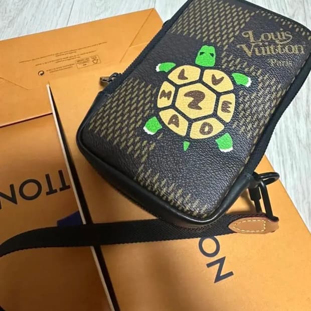 루이비통 x 니고 폰박스 스트랩 크로스백 