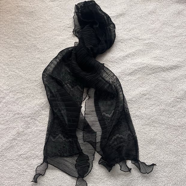 블랙 플리츠 스카프