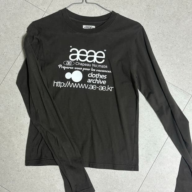 에이이에이이 롱슬리브 WEB LOGO CROP L/S [CHARCOAL]