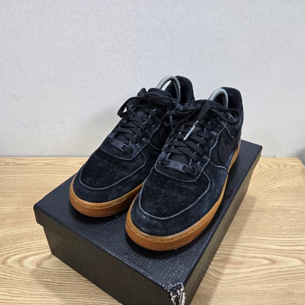 255 나이키 에어포스1 스웨이드 검솔 블랙