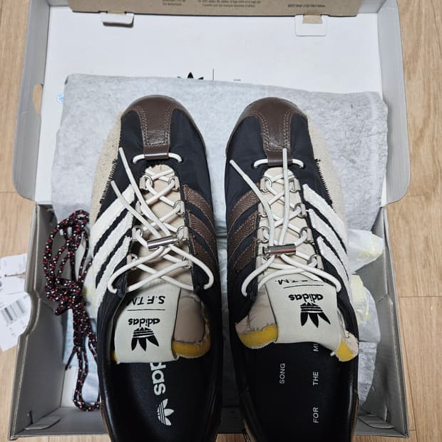 아디다스 송 포 더 뮤트 컨트리 OG 코어 블랙 코어 화이트 275