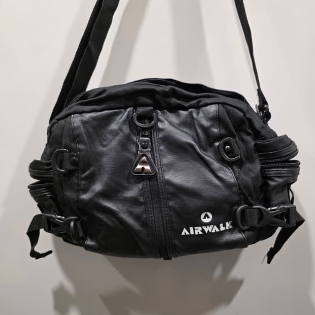 에어워크(AIRWALK) 테크니컬 멀티 포켓 메신저백