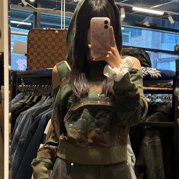 바우프 컷아웃 메탈 오프숄더 크롭 후드 [카모]