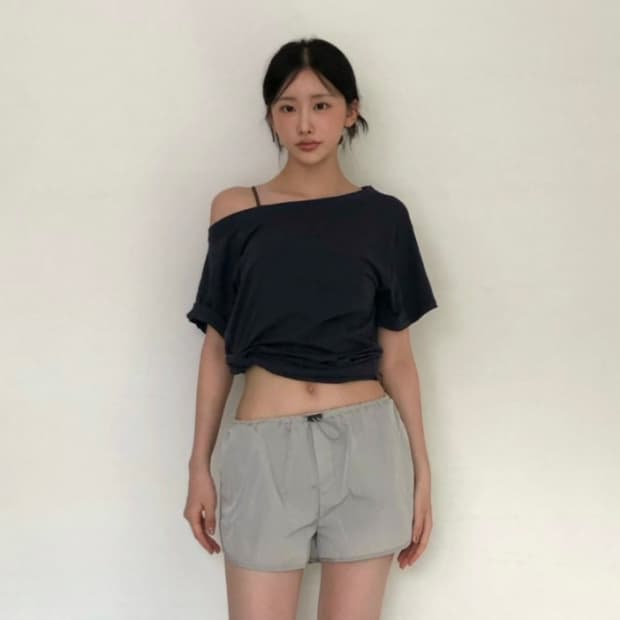 yue 비치 오프숄더 반팔티 네이비