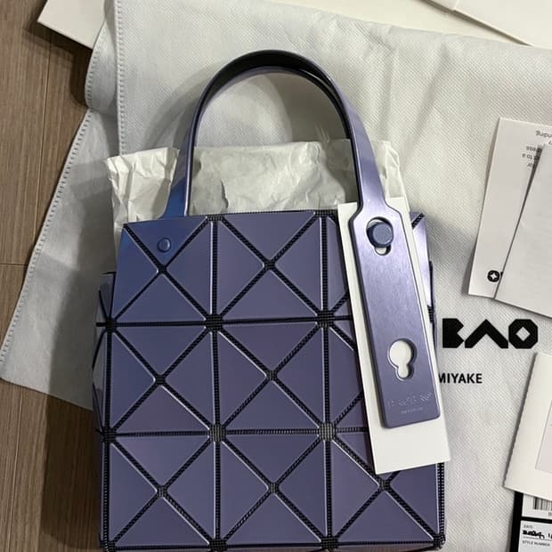 새상품)바오바오 이세이미야케 캐럿 미니 라벤더 정품