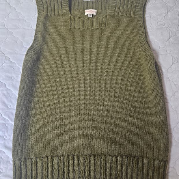 엣라코(타임원클로딩) 레드크로스 니트베스트 44사이즈 팝니다.