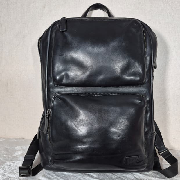 투미 해리슨 아처 가죽백팩