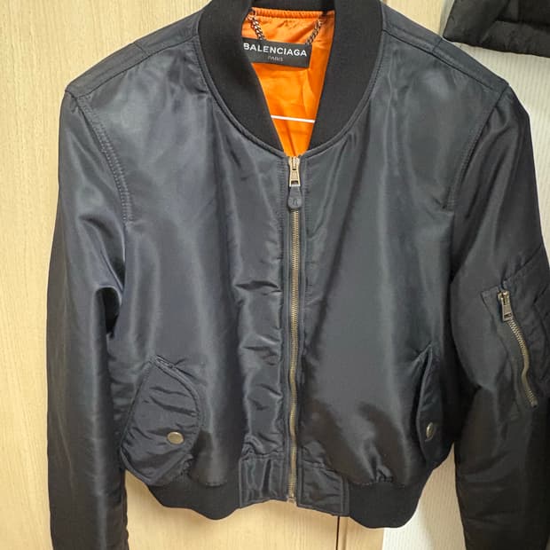 발렌시아가 17ss 크롭 봄버