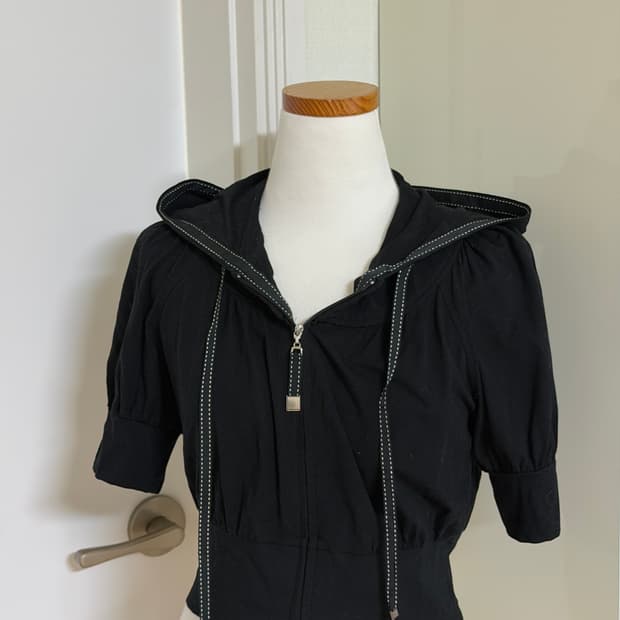 블랙 퍼프소매 반팔 후드집업