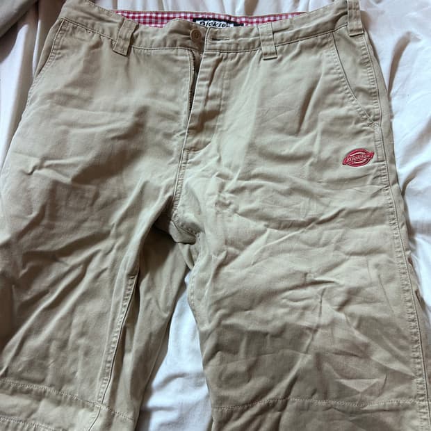 디키즈 레드체크 로고 베이지 반바지 